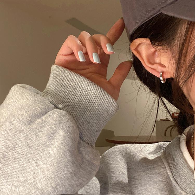 Элегантные серьги-кольца с цирконами: Трендовые женские серьги-пусеты и каффы 2022
Элегантные серьги-кольца с цирконами: Трендовые женские серьги-пусеты и каффы 2022