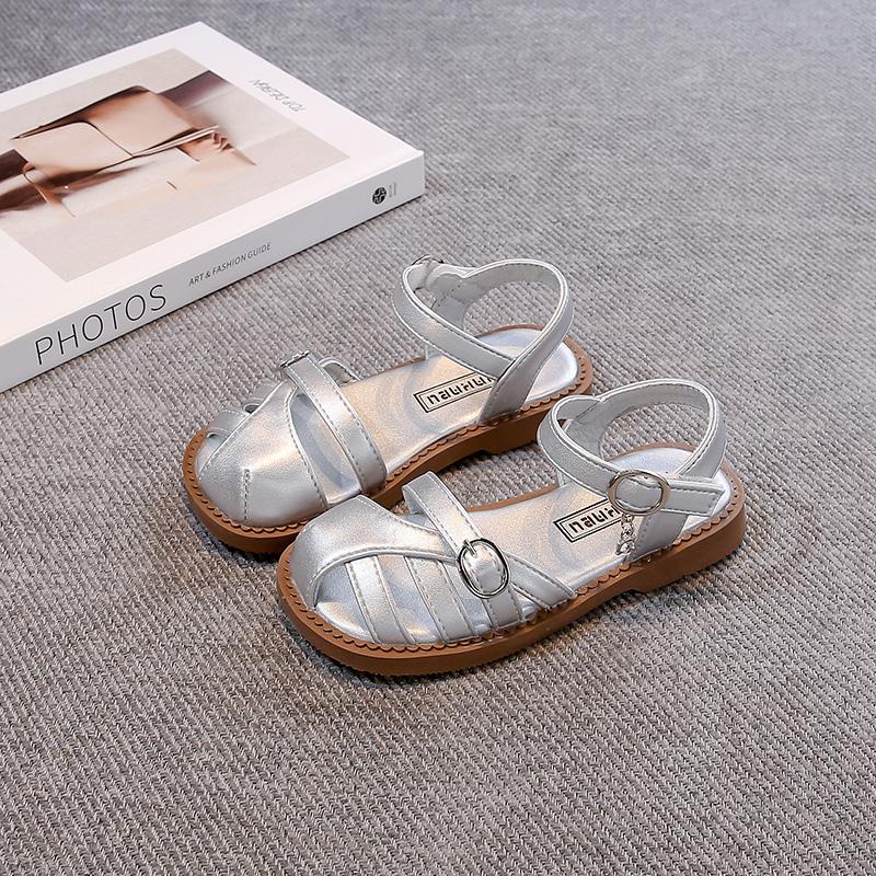 Босоножки для девочек с перфорацией, детская пляжная обувь, однотонные, универсальные, летняя новинка 2025 года, детская модная обувь, мягкая подошва, нескользящая 23 серебряный