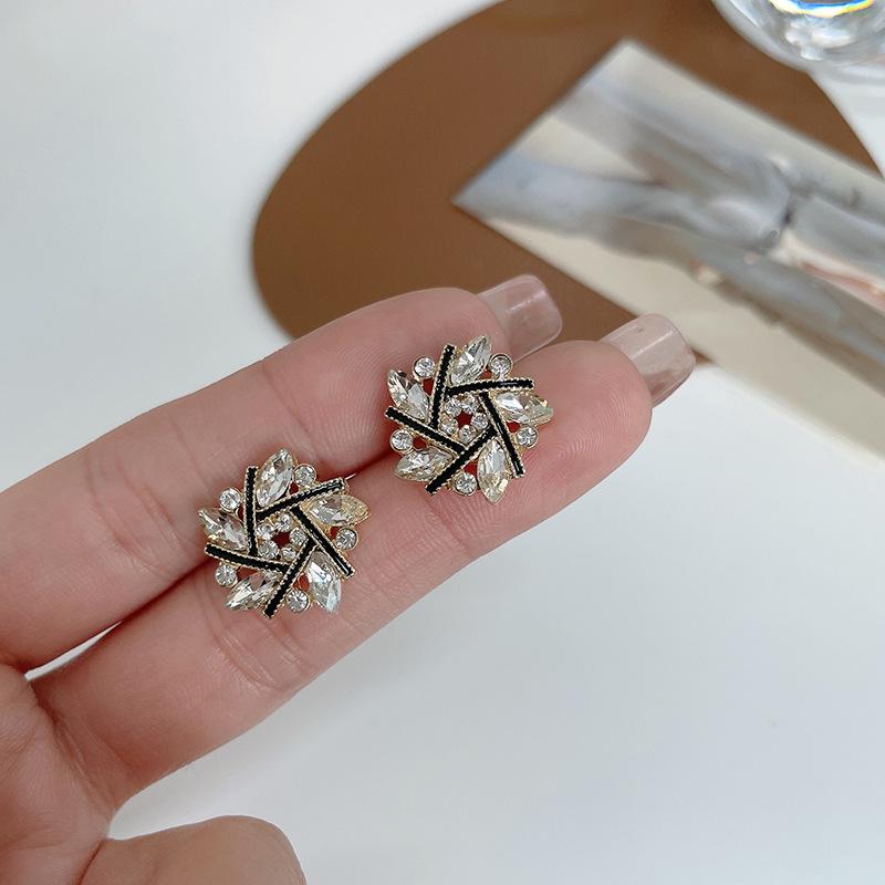 S925 Silver Zircon Geometric Fashion Ear Clip Earrings for Women
S925 Silver Zircon Geometric Fashion Ear Clip Earrings for Women