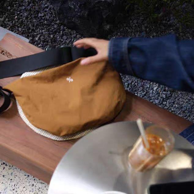 Vintage Korean Blogger Style Croissant Crossbody Bag: Lightweight, Spacious, and Versatile for Shoulder or Crossbody Wear Single Bag коричневый
Vintage Korean Blogger Style Croissant Crossbody Bag: Lightweight, Spacious, and Versatile for Shoulder or Crossbody Wear Single Bag коричневый