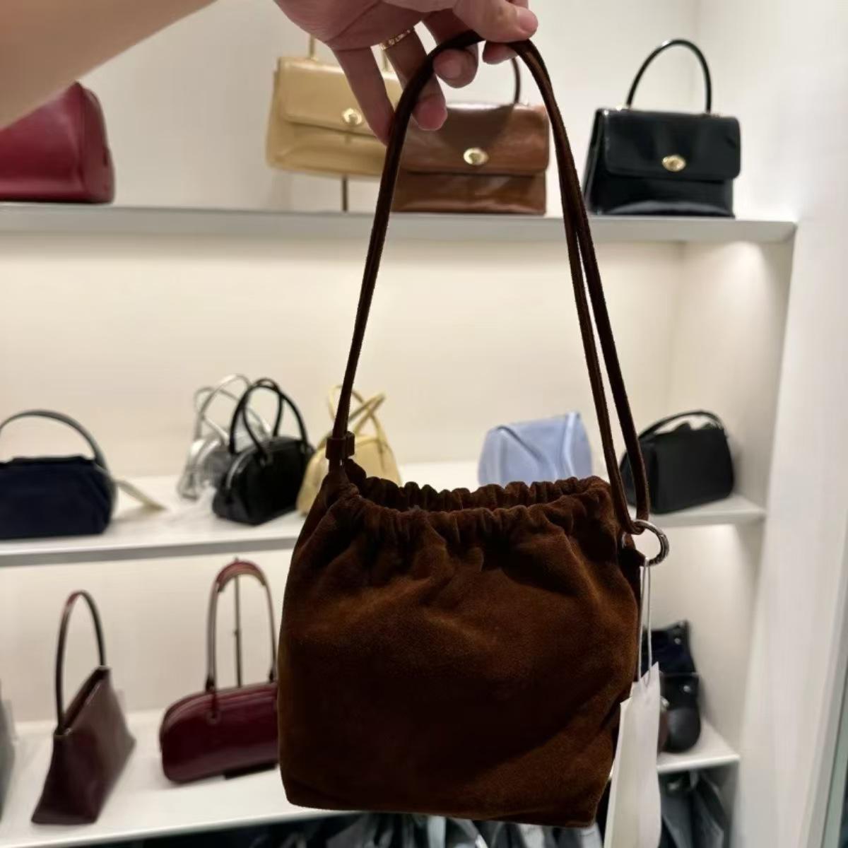 Ретро красная замшевая сумка-ведро женская 2025 новая корейская нишевая брелок на шнурке с затяжкой на одно плечо сумка-мессенджер
Ретро красная замшевая сумка-ведро женская 2025 новая корейская нишевая брелок на шнурке с затяжкой на одно плечо сумка-мессенджер