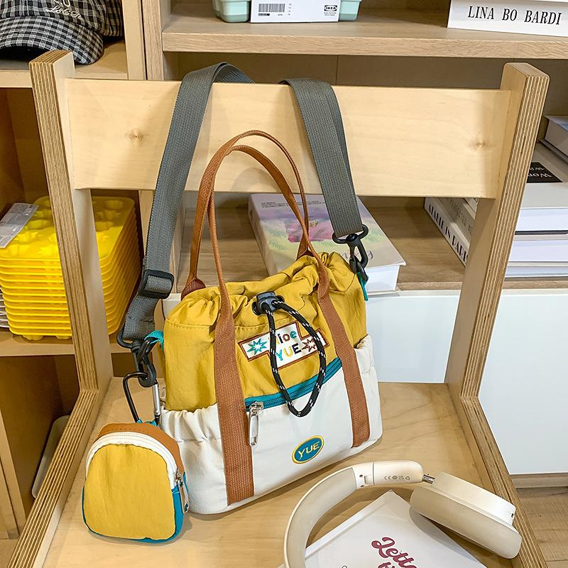 Сумка из моющейся ткани большой вместимости Легкая дорожная сумка для хранения на короткие расстояния Для ежедневных поездок на работу Женская деловая поездка Сумка через плечо .
Сумка из моющейся ткани большой вместимости Легкая дорожная сумка для хранения на короткие расстояния Для ежедневных поездок на работу Женская деловая поездка Сумка через плечо .