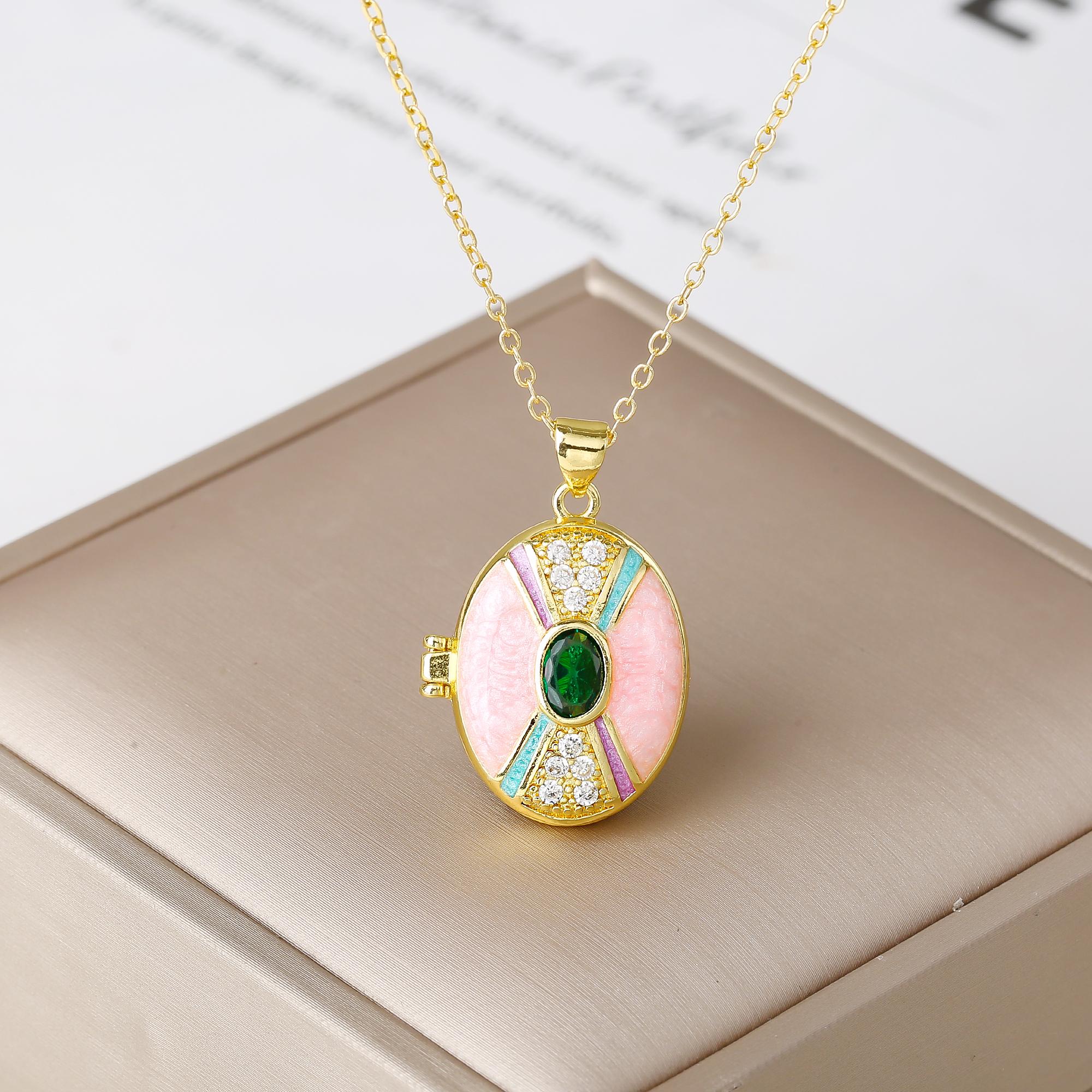 Gold-Plated Photo Box with Green Crystal Enamel Art Oval Pendant O-Chain Necklace New Fashion Women s Zircon Holiday Party Gift
Gold-Plated Photo Box with Green Crystal Enamel Art Oval Pendant O-Chain Necklace New Fashion Women s Zircon Holiday Party Gift
