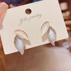 New Korean Arrival Metal Trendy Fresh Lovely Sweet Grey Leaf Stud Earrings For Women Fashion Zircon Kolczyki Srebrne 925 золотой
New Korean Arrival Metal Trendy Fresh Lovely Sweet Grey Leaf Stud Earrings For Women Fashion Zircon Kolczyki Srebrne 925 золотой