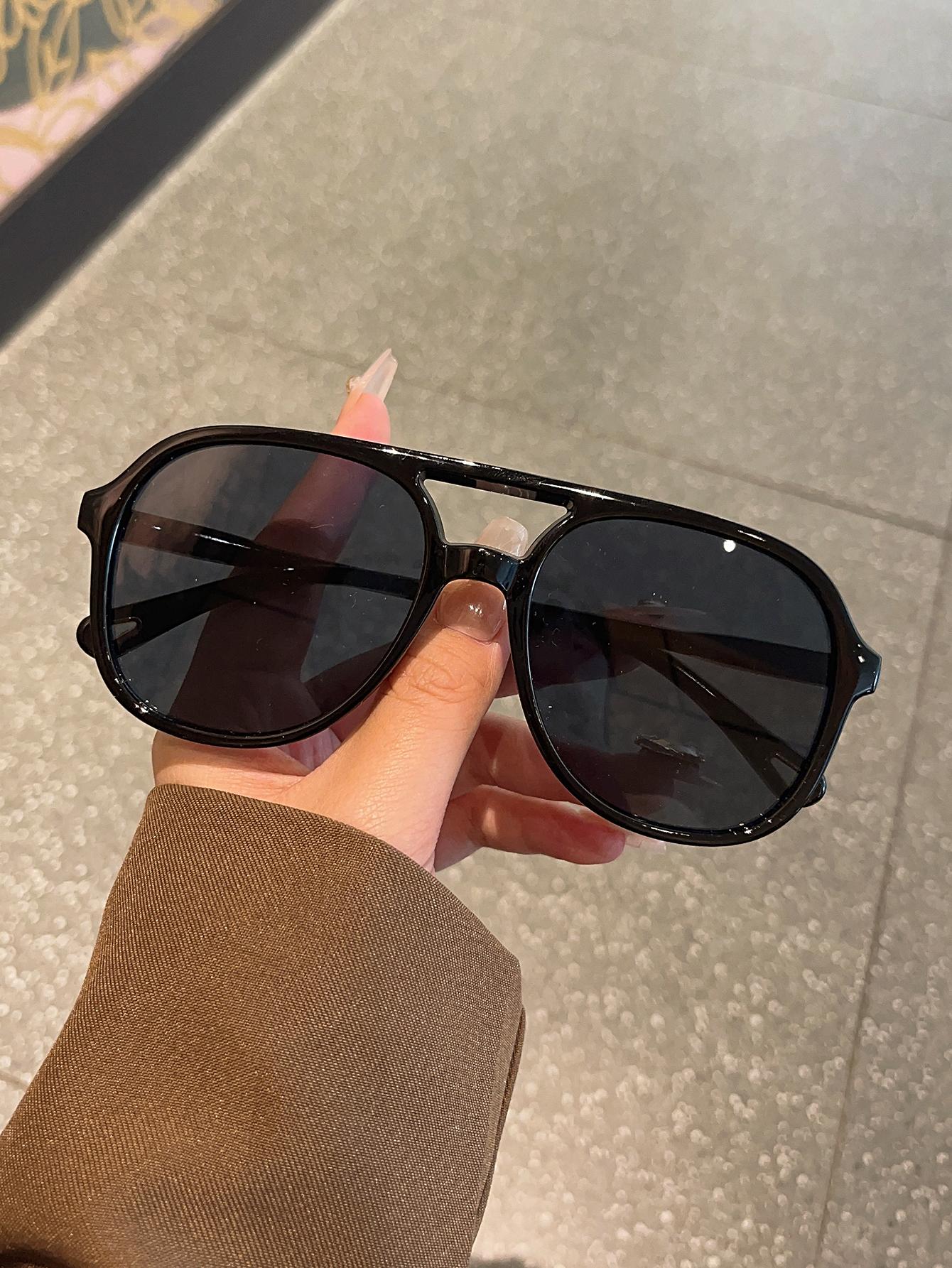 1Pc Unisex Fashion Retro Double Bridge Rectangular Sunglasses Simple Basic Black Glasses Suitable for Driving and Traveling
1Pc Unisex Fashion Retro Double Bridge Rectangular Sunglasses Simple Basic Black Glasses Suitable for Driving and Traveling