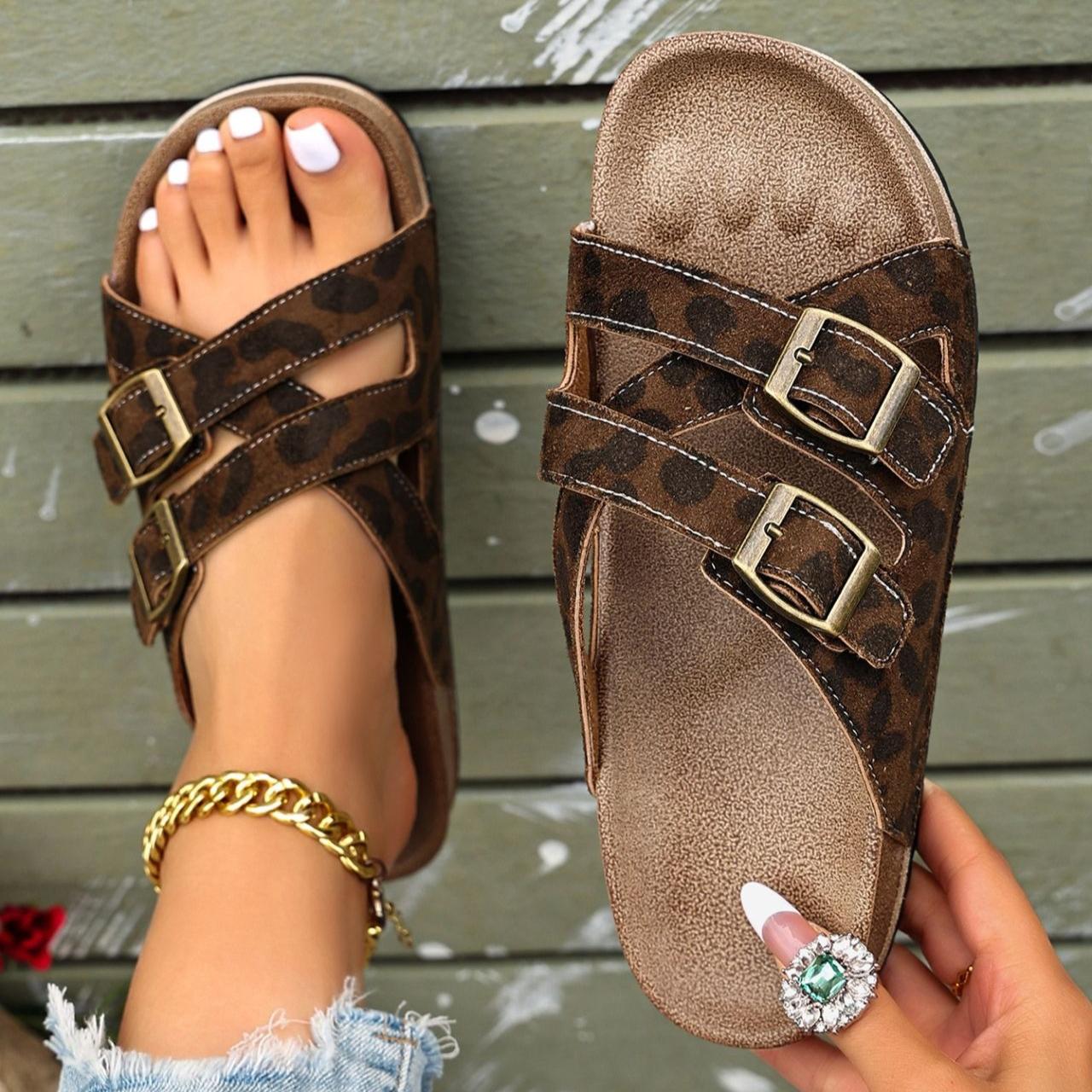 Flat Slide Sandals for Women Double Buckle Adjustable Straps Slip on Cork Footbed Slides Shoes Womens Beach Summer Open Toe Slippers with Arch Support 43 леопард друку кольору
Flat Slide Sandals for Women Double Buckle Adjustable Straps Slip on Cork Footbed Slides Shoes Womens Beach Summer Open Toe Slippers with Arch Support 43 леопард друку кольору