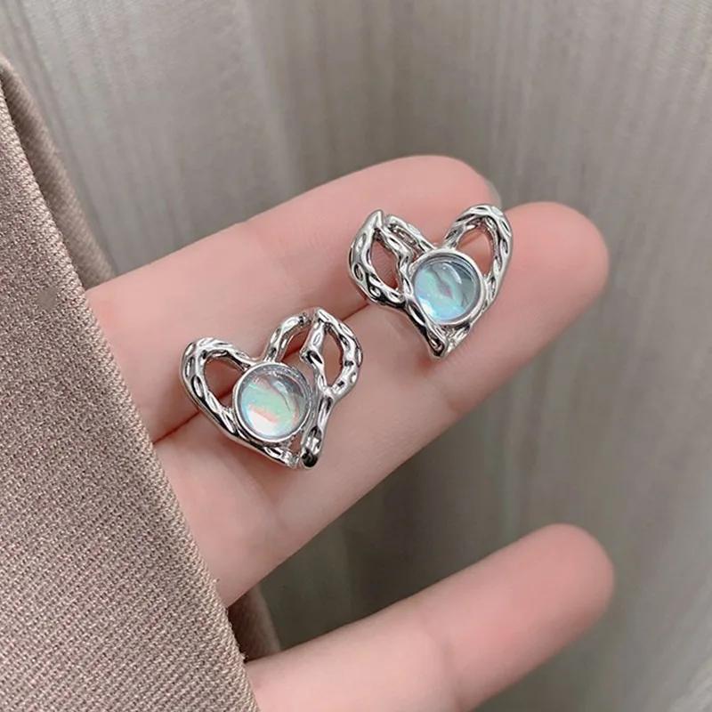 Irregular Metal Love Heart Moonlight Stone Stud Earrings Women Exquisite Simple Special-shaped Hollow Ear Zircon Christmas Gift
Irregular Metal Love Heart Moonlight Stone Stud Earrings Women Exquisite Simple Special-shaped Hollow Ear Zircon Christmas Gift
