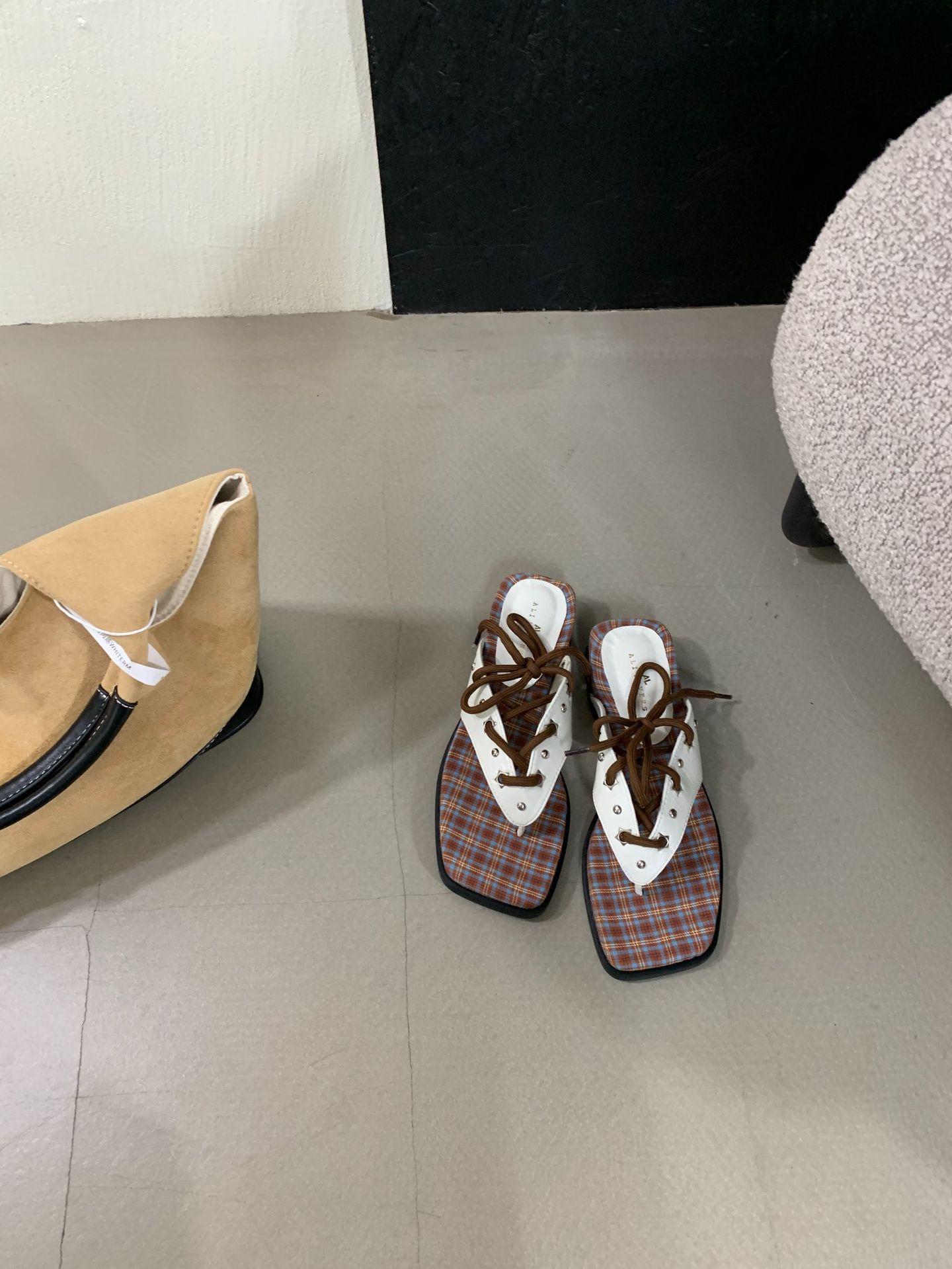 One-word drag tide beach flip-flops thick-bottomed cool slippers women s 2025 spring and summer new women s summer two wear lace-up slippers 39
One-word drag tide beach flip-flops thick-bottomed cool slippers women s 2025 spring and summer new women s summer two wear lace-up slippers 39