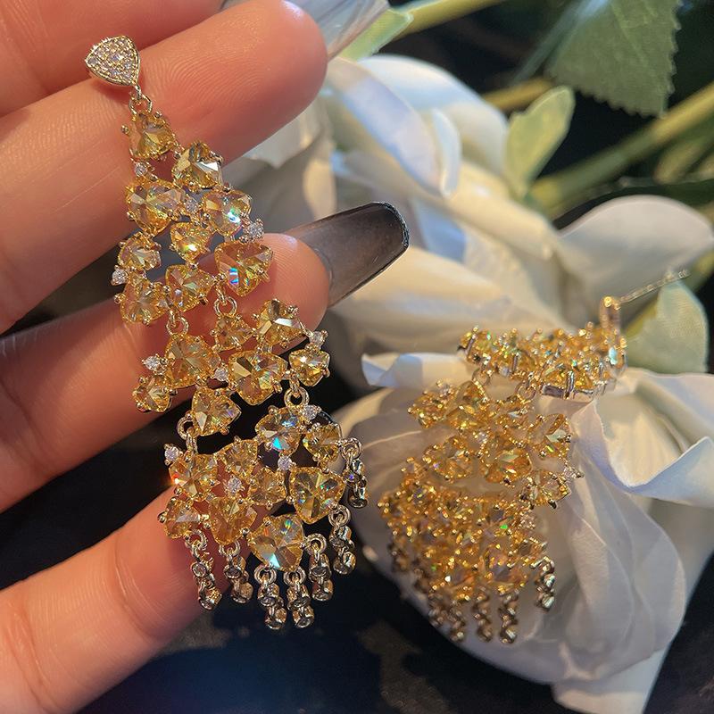 Серьги с бахромой из светлого, цветного треугольного циркония, блестящие серьги с микроинкрустацией, высококачественные свадебные украшения. жёлтый
Серьги с бахромой из светлого, цветного треугольного циркония, блестящие серьги с микроинкрустацией, высококачественные свадебные украшения. жёлтый