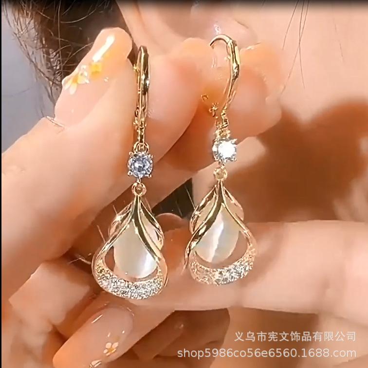 Crystal water drop earrings, high-end atmosphere, new diamond-encrusted geometric niche light luxury temperament, face-showing thin earrings, earrings білий
Crystal water drop earrings, high-end atmosphere, new diamond-encrusted geometric niche light luxury temperament, face-showing thin earrings, earrings білий