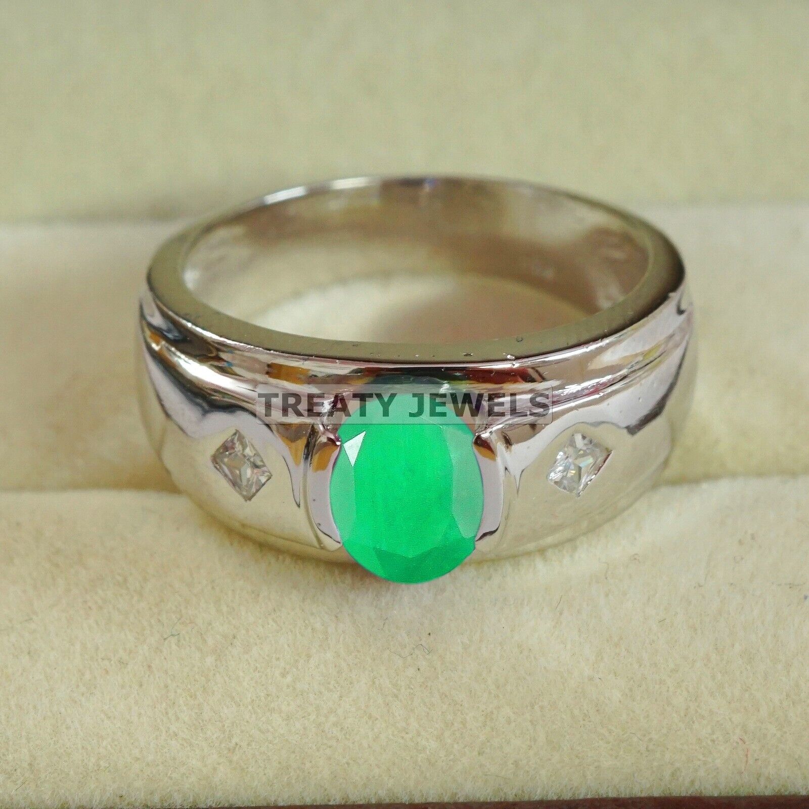 Emerald Oval Cut Gemstone With 925 Sterling Silver Ring For Men s #B1 JL375669358726 4-16 US
Emerald Oval Cut Gemstone With 925 Sterling Silver Ring For Men s #B1 JL375669358726 4-16 US