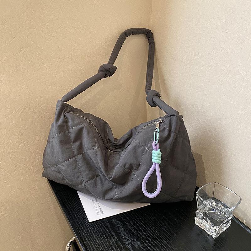 Casual large-capacity bag women s 2025 new foreign style niche design personalized trend messenger bag shoulder tote bag
Casual large-capacity bag women s 2025 new foreign style niche design personalized trend messenger bag shoulder tote bag