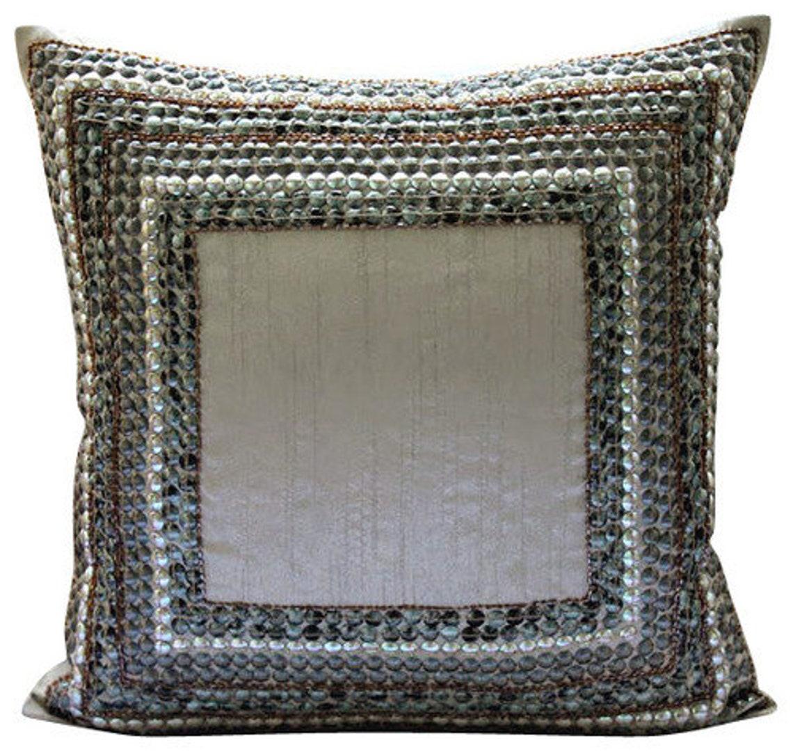 The HomeCentric Наволочка Светло-серая Наволочка 3D Пайетки и бусы Наволочка Искусство Шелковая декоративная наволочка С окантовкой Традиционный - Свежий
The HomeCentric Наволочка Светло-серая Наволочка 3D Пайетки и бусы Наволочка Искусство Шелковая декоративная наволочка С окантовкой Традиционный - Свежий