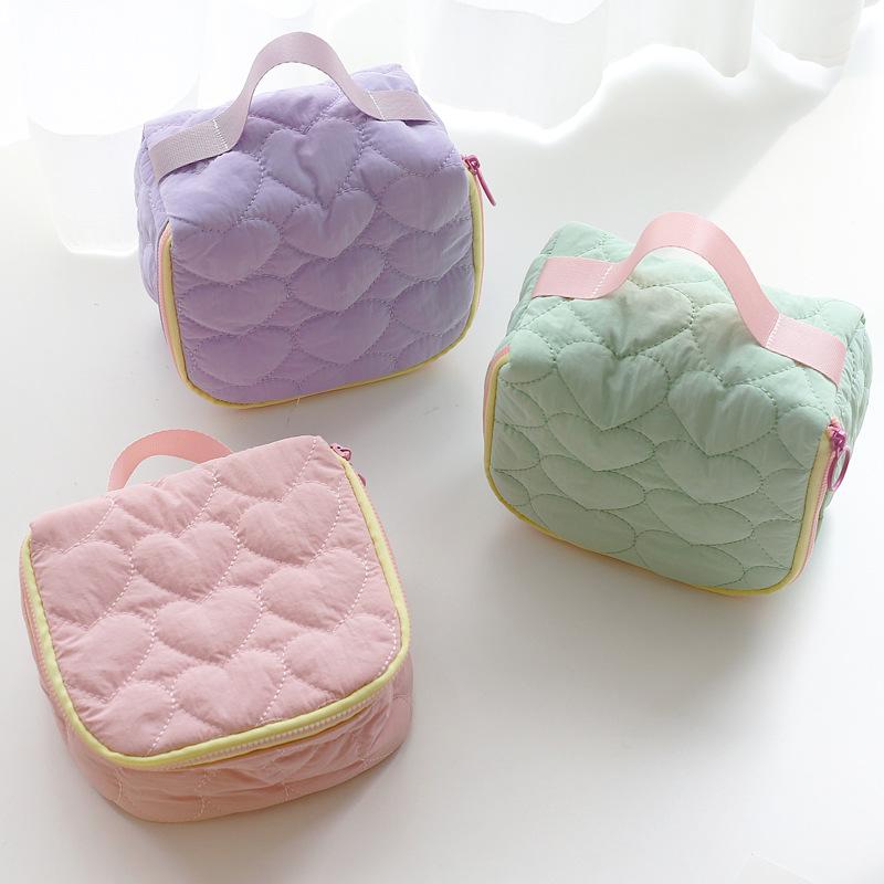 1PC super cute ins small fresh love cosmetic bag nano bag large capacity portable travel handbag toilet bag розовый
1PC super cute ins small fresh love cosmetic bag nano bag large capacity portable travel handbag toilet bag розовый