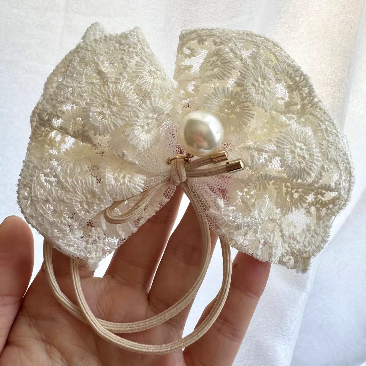 Кружевные резинки для волос с бантом для девочек и женщин, милые банты, элегантные эластичные резинки для волос с искусственным жемчугом, аксессуары для волос
Кружевные резинки для волос с бантом для девочек и женщин, милые банты, элегантные эластичные резинки для волос с искусственным жемчугом, аксессуары для волос