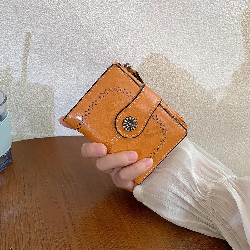 Женский новый кошелек из жирной кожи, ретро короткий кошелек на молнии для монет, полый многофункциональный кошелек
Женский новый кошелек из жирной кожи, ретро короткий кошелек на молнии для монет, полый многофункциональный кошелек