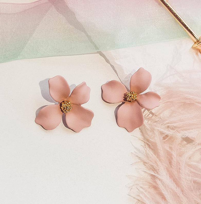 New Personality Temperament Sweet And Rotten Multicolor Three-dimensional Flower Earrings Fashion Wild Female Zircon Gift розовый
New Personality Temperament Sweet And Rotten Multicolor Three-dimensional Flower Earrings Fashion Wild Female Zircon Gift розовый