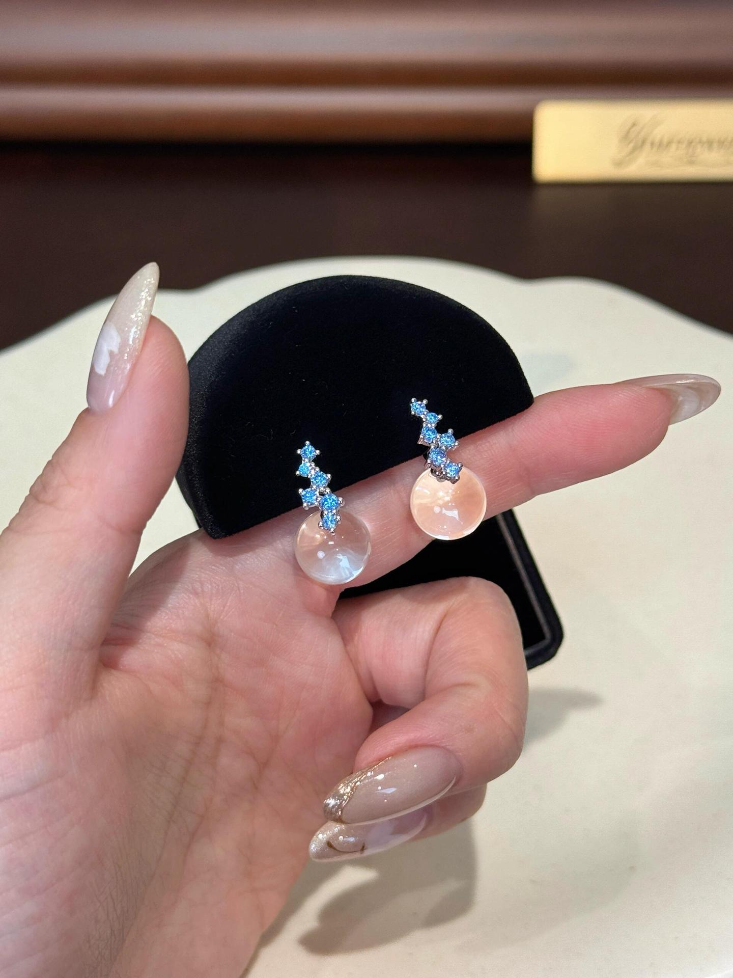 Fashion Versatile Women Stud Earrings Ice Transparent Glass Ball Pure Desire Light Bulb Water Drop Rich Ear Rings Elegant Shiny синій
Fashion Versatile Women Stud Earrings Ice Transparent Glass Ball Pure Desire Light Bulb Water Drop Rich Ear Rings Elegant Shiny синій