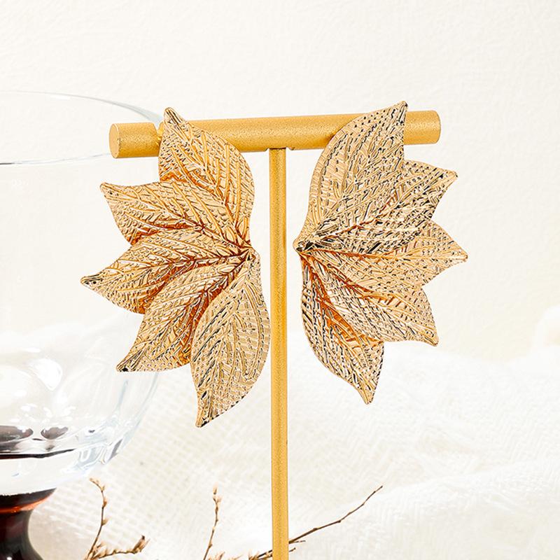 Popular European and American sources of goods, exaggerated personality, three-dimensional leaves, flowers, earrings, temperament
Popular European and American sources of goods, exaggerated personality, three-dimensional leaves, flowers, earrings, temperament