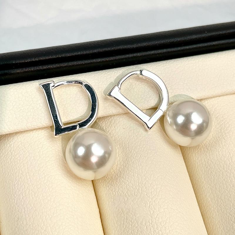 2026 New Design Metal D-Letter Imitation Pearl Pendant Earrings Korean Fashion Jewelry For Women‘s Christmas Luxury Accessories срібний
2026 New Design Metal D-Letter Imitation Pearl Pendant Earrings Korean Fashion Jewelry For Women‘s Christmas Luxury Accessories срібний