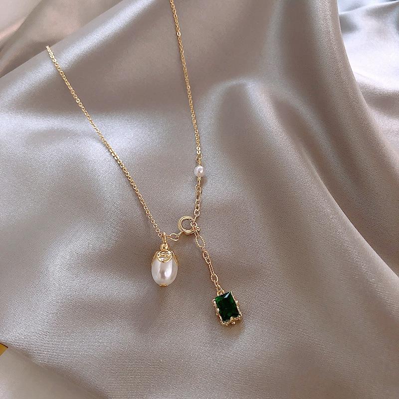 2026 New Elegant Baroque Pearl Pendant Gold Colour Necklace For Womans Fashion Green Crystal Jewelry Sexy Girl s Clavicle Chain
2026 New Elegant Baroque Pearl Pendant Gold Colour Necklace For Womans Fashion Green Crystal Jewelry Sexy Girl s Clavicle Chain