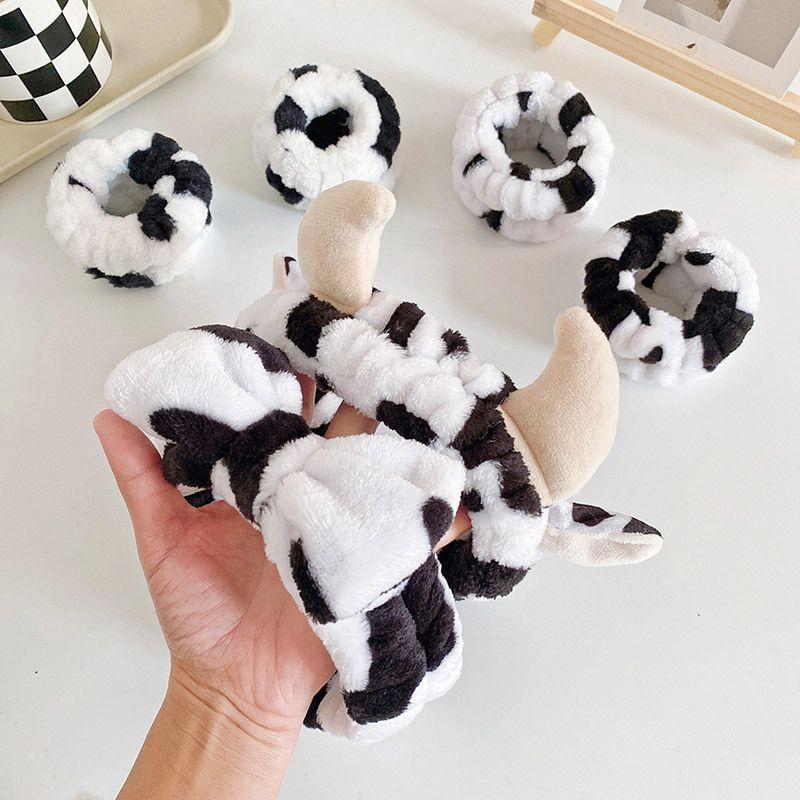2/3pcs Cow patterned headband tied with polka dot cow horn wrist strap set for washing face headband cute
2/3pcs Cow patterned headband tied with polka dot cow horn wrist strap set for washing face headband cute