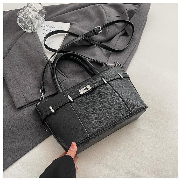 2025 spring new fashion simple niche shoulder messenger bag premium texture commuter bag casual versatile Europe and the United States чёрный
2025 spring new fashion simple niche shoulder messenger bag premium texture commuter bag casual versatile Europe and the United States чёрный