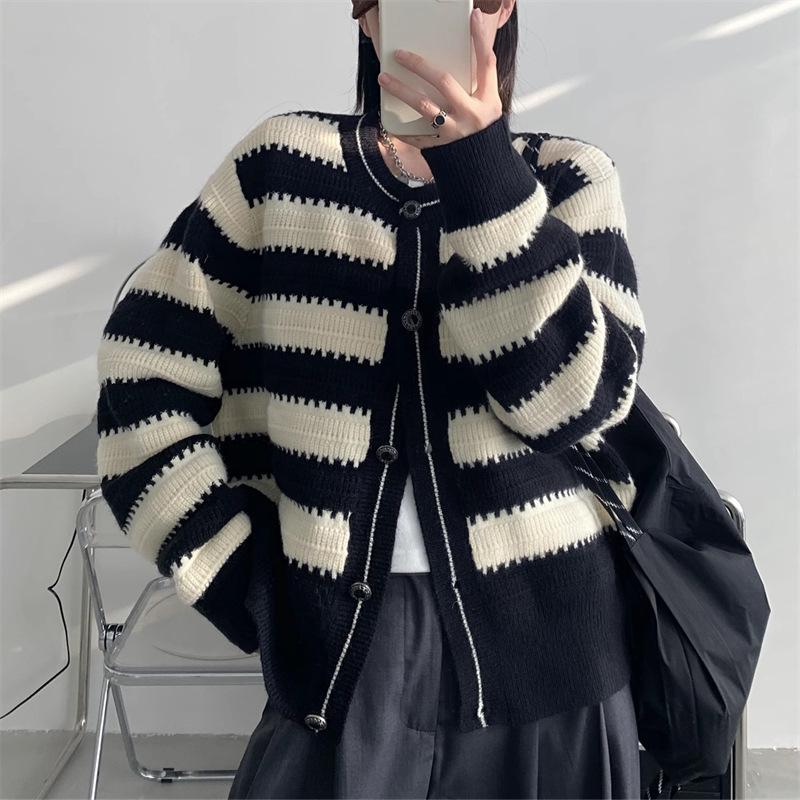 Women s 2025 Designer Black & White Striped Knit Cardigan - Soft & Chic Spring/Autumn Short Jacket One Size чёрный
Women s 2025 Designer Black & White Striped Knit Cardigan - Soft & Chic Spring/Autumn Short Jacket One Size чёрный