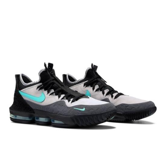 Nike Atmos x LeBron 16 Low Clear Jade CD9471-003 EU 40 чорний/нефритовий
Nike Atmos x LeBron 16 Low Clear Jade CD9471-003 EU 40 чорний/нефритовий