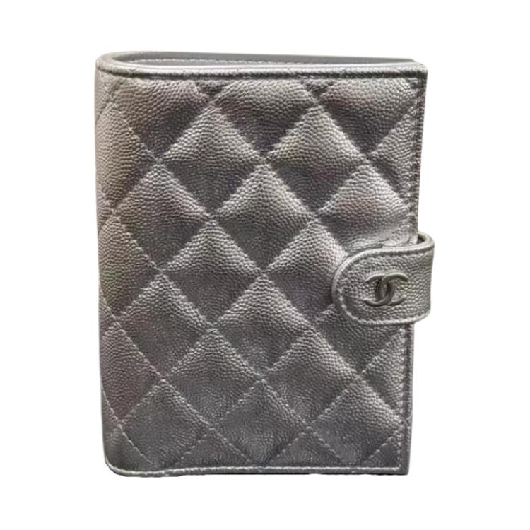 CHANEL Classic Passport Holder (Dark Brown Caviar) AP3791-B23404-U8301 Gift Set(Basic Set+Box+Shopping Bag)
CHANEL Classic Passport Holder (Dark Brown Caviar) AP3791-B23404-U8301 Gift Set(Basic Set+Box+Shopping Bag)