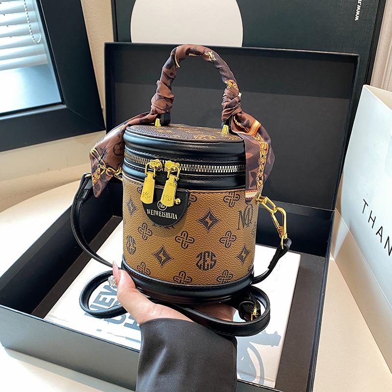 Retro portable bucket bag for women 2025 new high-end light luxury presbyopia shoulder messenger bag cylinder bag хакі
Retro portable bucket bag for women 2025 new high-end light luxury presbyopia shoulder messenger bag cylinder bag хакі