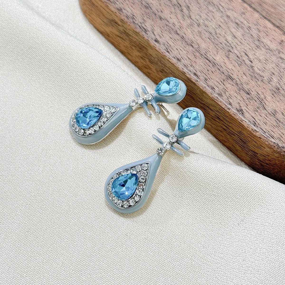 Новые серьги-гвоздики Pipa в китайском стиле с бриллиантами и капающими маслами, персонализированные серьги-гвоздики в стиле «Ниш», элегантные универсальные серьги в стиле «чувство национального прилива»
Новые серьги-гвоздики Pipa в китайском стиле с бриллиантами и капающими маслами, персонализированные серьги-гвоздики в стиле «Ниш», элегантные универсальные серьги в стиле «чувство национального прилива»