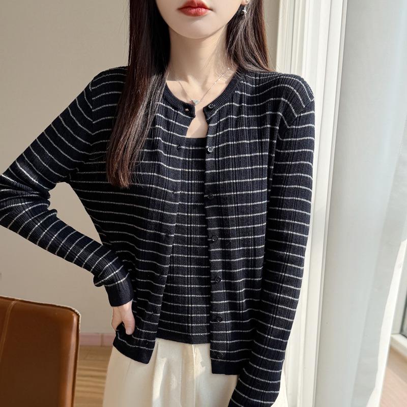 Fine Wool Crew Neck Cardigan & Color Block Stripe Camisole Vest Two-Piece Set - Spring/Autumn 2026 Large чорний
Fine Wool Crew Neck Cardigan & Color Block Stripe Camisole Vest Two-Piece Set - Spring/Autumn 2026 Large чорний