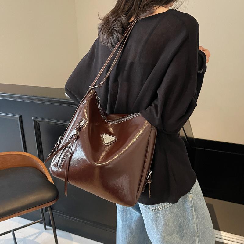 Вместительная сумка-тоут 2025 новая женская на плечо, сумка-мессенджер, рюкзак, ветрозащитная сумка для поездок на работу, женская 30*13*30
Вместительная сумка-тоут 2025 новая женская на плечо, сумка-мессенджер, рюкзак, ветрозащитная сумка для поездок на работу, женская 30*13*30