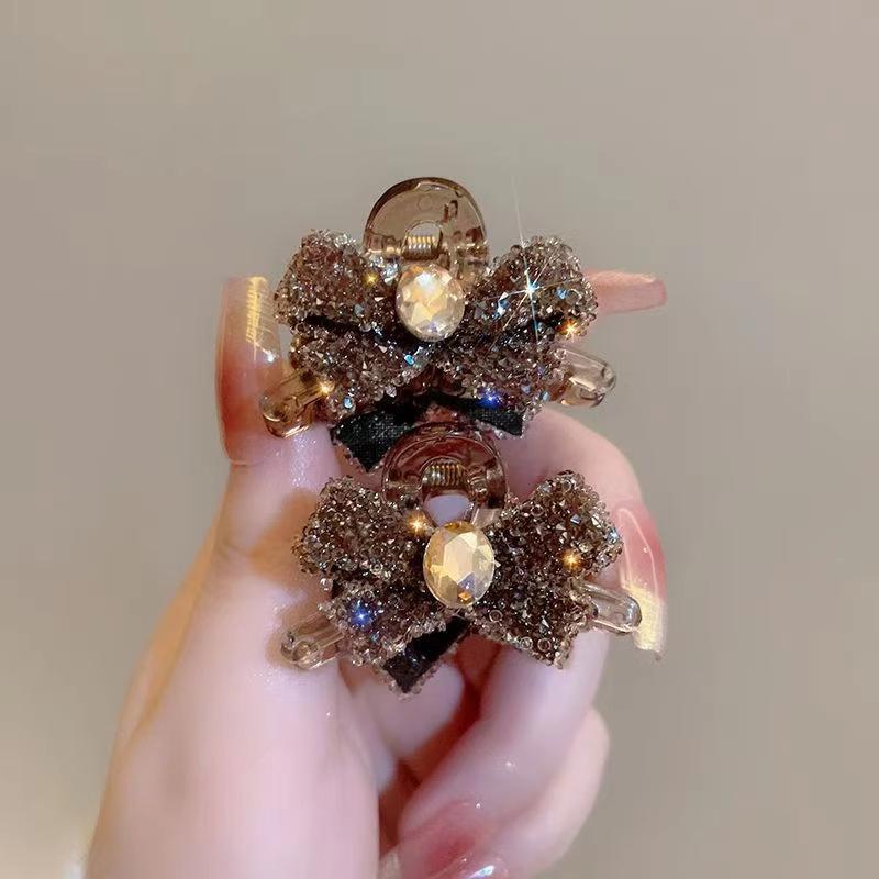 3PCS Luxury High End Feel Super Sparkling Full Diamond Bow, Small Size Grip Clip Temperament Bangs Clip Back of Head Hair Clip
3PCS Luxury High End Feel Super Sparkling Full Diamond Bow, Small Size Grip Clip Temperament Bangs Clip Back of Head Hair Clip