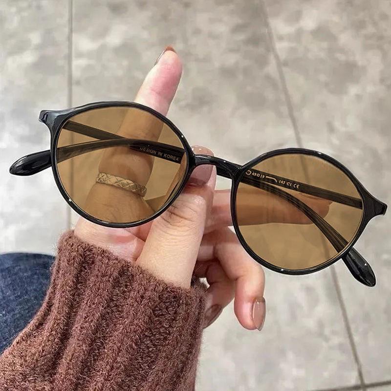 Литературные овальные светочувствительные модные очки, блокирующие синий свет и меняющие цвет, утончающая оправа для женщин
Литературные овальные светочувствительные модные очки, блокирующие синий свет и меняющие цвет, утончающая оправа для женщин