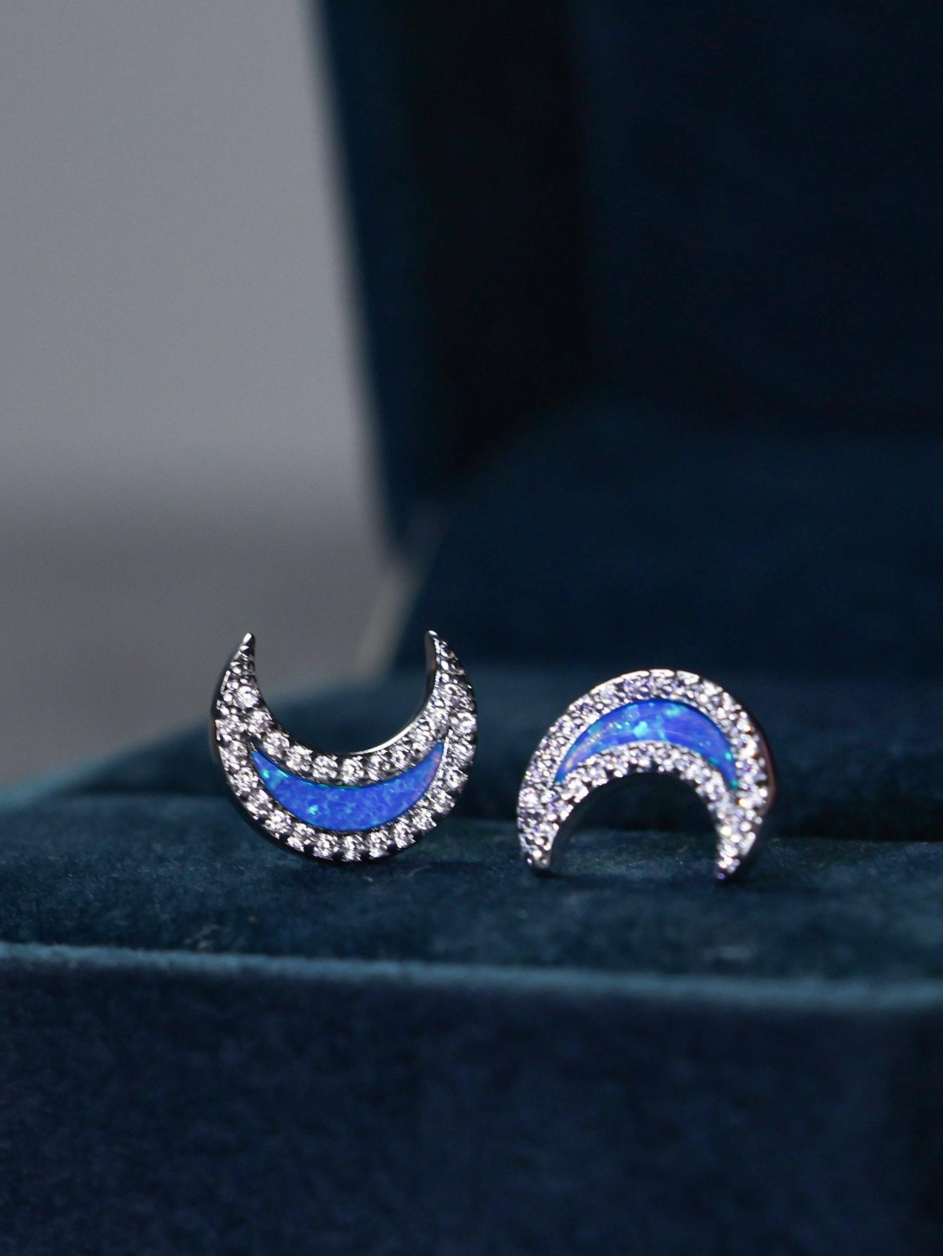 Temperament love moon opal edge inlaid zircon stud earrings female personality Internet celebrity earrings
Temperament love moon opal edge inlaid zircon stud earrings female personality Internet celebrity earrings