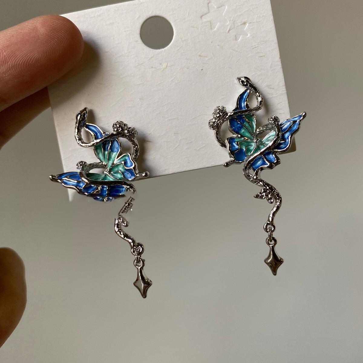 Cool wind butterfly and snake earrings ins style fashion high-end earrings niche personalized design earrings
Cool wind butterfly and snake earrings ins style fashion high-end earrings niche personalized design earrings