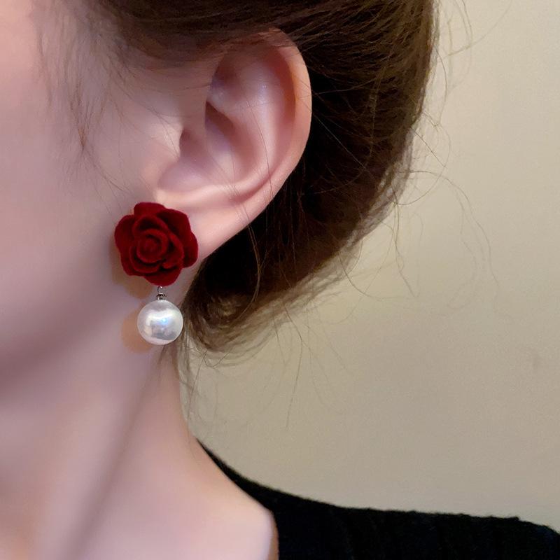 Vintage Burgundy Red Velvet Camellia Stud Earrings - Artistic Autumn/Winter Luxury for Women
Vintage Burgundy Red Velvet Camellia Stud Earrings - Artistic Autumn/Winter Luxury for Women