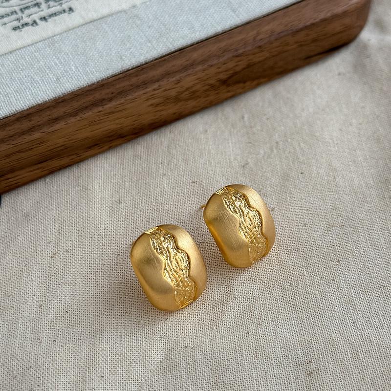 Trendy Square Ear Studs for Women: Light Luxury & Elegant Design
Trendy Square Ear Studs for Women: Light Luxury & Elegant Design