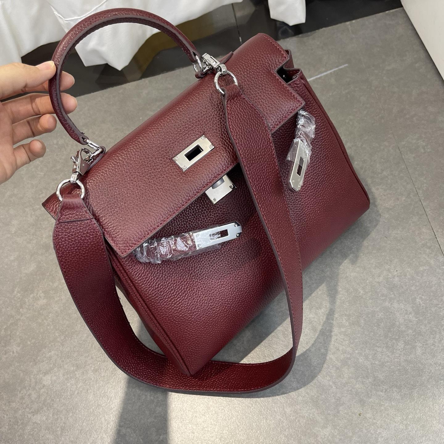 Autumn and winter new first-layer lychee pattern lock bag, European and American retro shoulder messenger bag, large-capacity commuter women s bag 25*19*8cm
Autumn and winter new first-layer lychee pattern lock bag, European and American retro shoulder messenger bag, large-capacity commuter women s bag 25*19*8cm