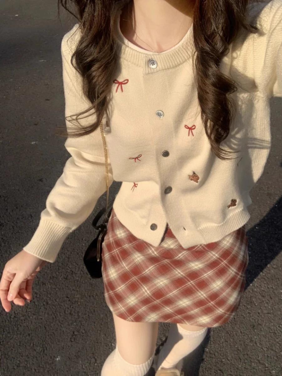 Korean Bow Embroidered Knitted Cardigan - Sweet Autumn/Winter Short Sweater for Women One size (80-130 cm bust)
Korean Bow Embroidered Knitted Cardigan - Sweet Autumn/Winter Short Sweater for Women One size (80-130 cm bust)