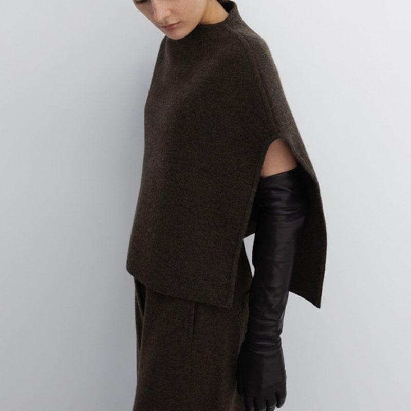 КОЛЛЕКЦИЯ EMBRACE Накидка из сверхтонкой мериносовой шерсти с асимметричным вырезом горловины_Темно-оливковый free
КОЛЛЕКЦИЯ EMBRACE Накидка из сверхтонкой мериносовой шерсти с асимметричным вырезом горловины_Темно-оливковый free