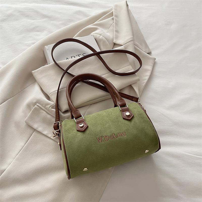 Niche retro suede bag women s new casual versatile messenger bag fashionable portable pillow bag зелений
Niche retro suede bag women s new casual versatile messenger bag fashionable portable pillow bag зелений