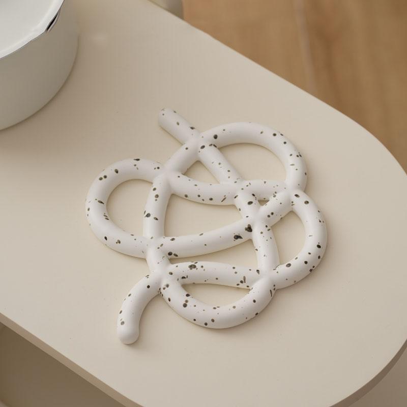 Творческий нестандартный керамический коврик для посуды, обеденный стол, коврик для предотвращения ожогов, коврик для кастрюли, коврики для мисок, бытовые кухонные принадлежности 18 x 15 x 1.5cm
Творческий нестандартный керамический коврик для посуды, обеденный стол, коврик для предотвращения ожогов, коврик для кастрюли, коврики для мисок, бытовые кухонные принадлежности 18 x 15 x 1.5cm