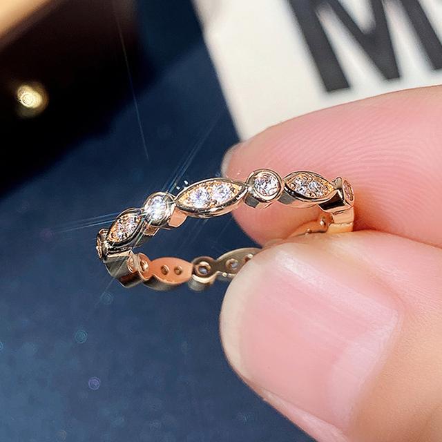 Новые простые универсальные женские обручальные кольца на палец с ослепительным фианитом, сдержанные аксессуары для женщин, эффектные ювелирные изделия 10
Новые простые универсальные женские обручальные кольца на палец с ослепительным фианитом, сдержанные аксессуары для женщин, эффектные ювелирные изделия 10