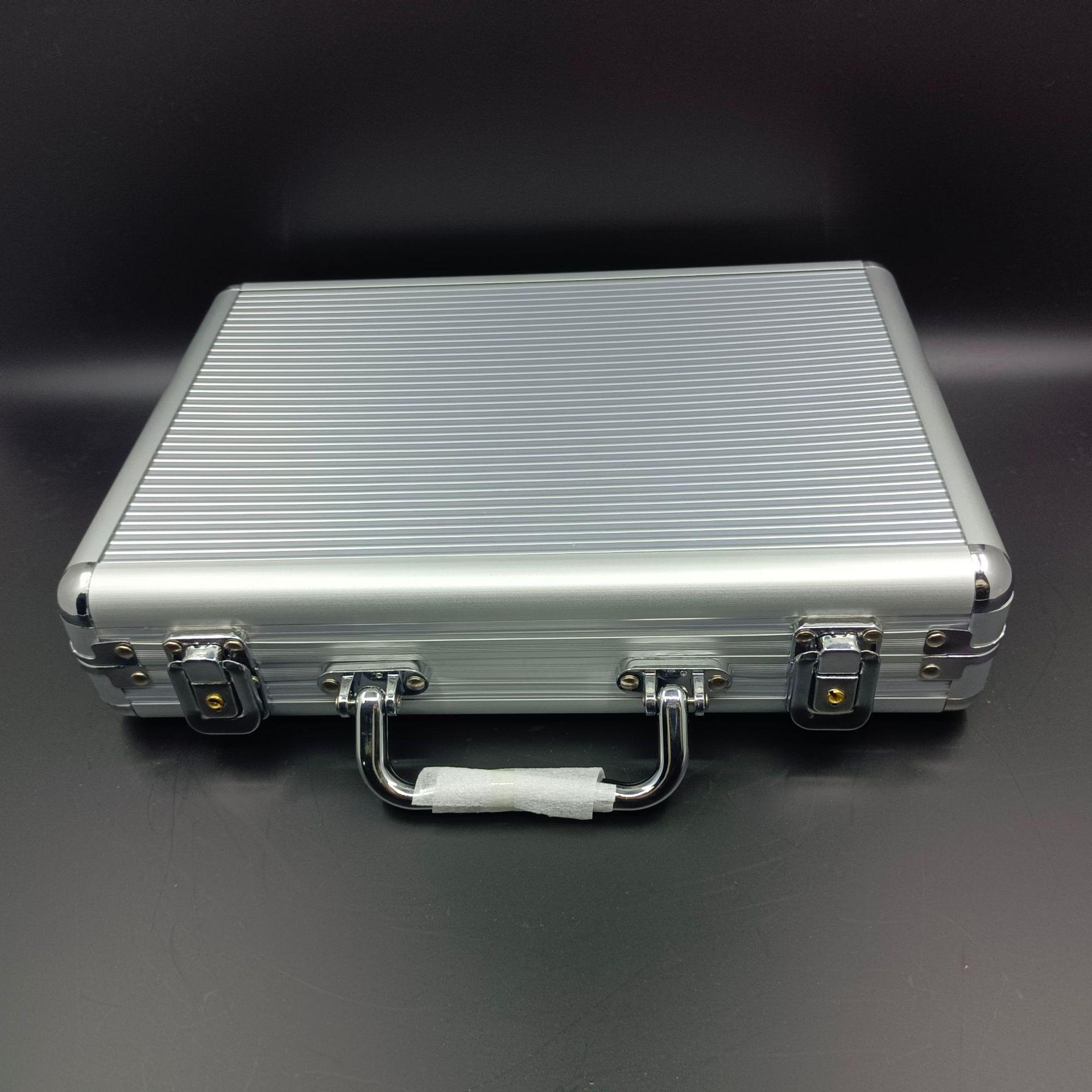 Коробка для хранения фишек на 200 штук с серебристой полосой и закругленными углами, портативная
Коробка для хранения фишек на 200 штук с серебристой полосой и закругленными углами, портативная