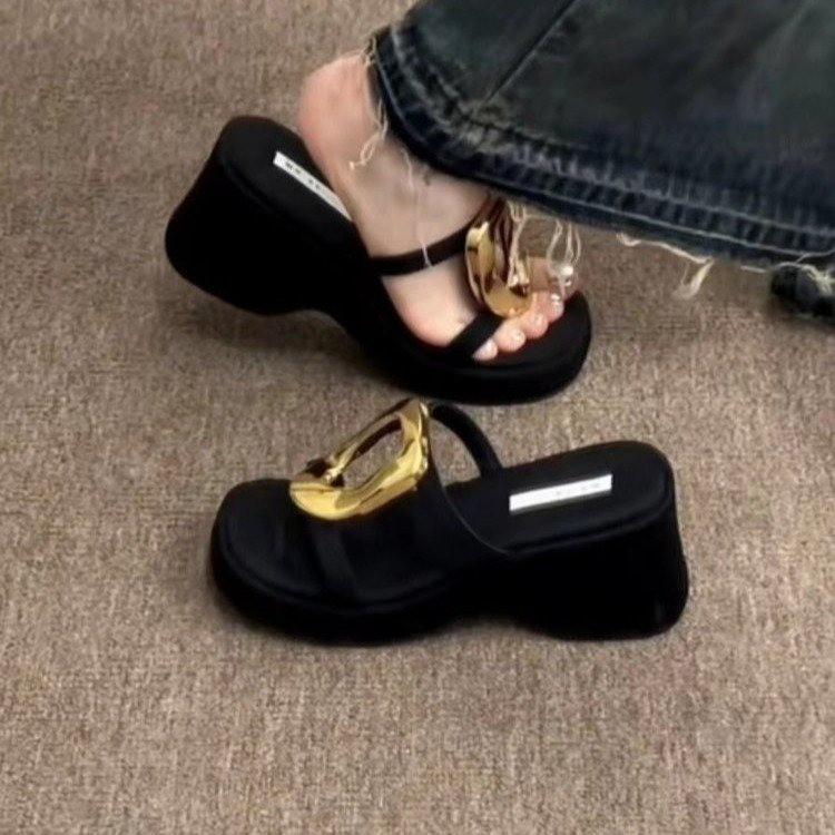 Summer square buckle new thick-soled design 2025 metal open-toe height increase niche muffin sole sandals slippers outer wear women 40
Summer square buckle new thick-soled design 2025 metal open-toe height increase niche muffin sole sandals slippers outer wear women 40