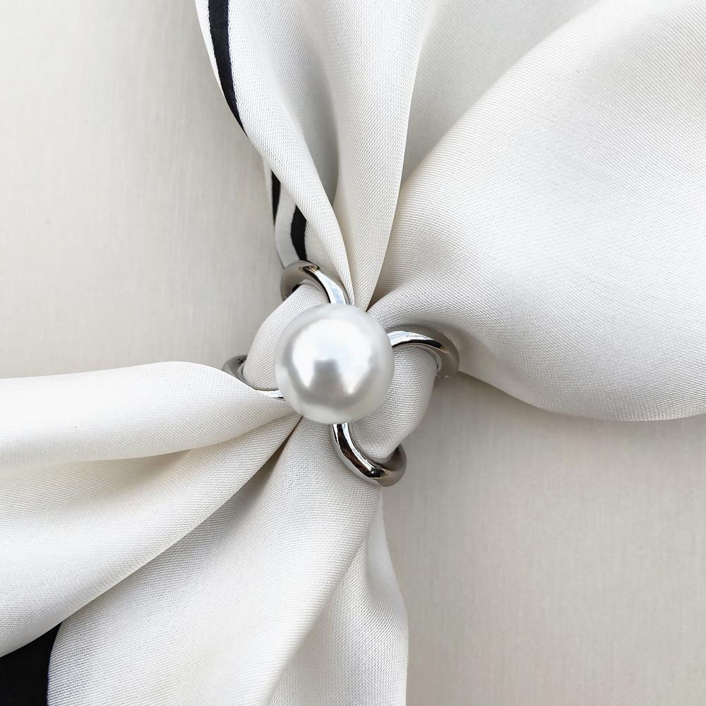 Creative Three-ring Scarf Button High-end Cross Hollow Pearl Cape Clasp Multi-functional Decorative Scarf Button
Creative Three-ring Scarf Button High-end Cross Hollow Pearl Cape Clasp Multi-functional Decorative Scarf Button