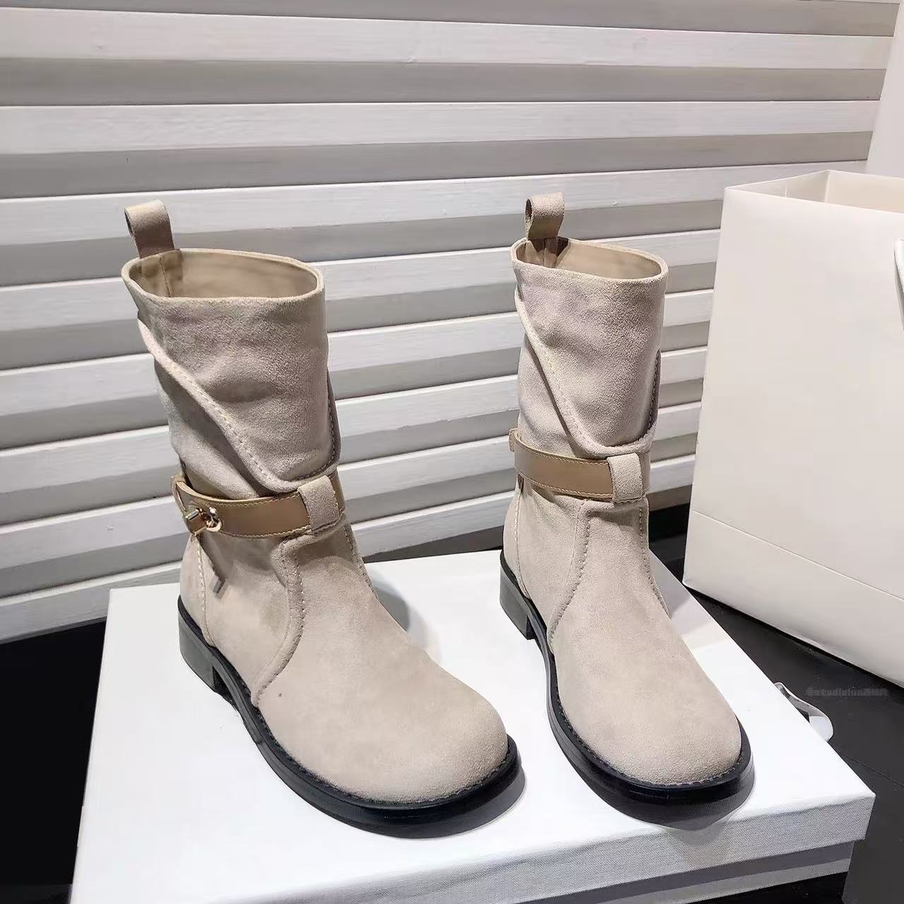 Французские ретро ботинки Мартин женские 2025 новые толстый каблук короткие ботинки пряжка ремня тонкие модные ботинки замшевые ботинки средней высоты 40
Французские ретро ботинки Мартин женские 2025 новые толстый каблук короткие ботинки пряжка ремня тонкие модные ботинки замшевые ботинки средней высоты 40